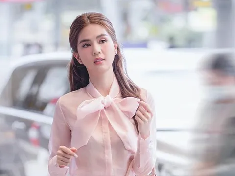 Diện nguyên cây hồng, Ngọc Trinh hóa tiểu thư đầy ngọt ngào tại sân bay